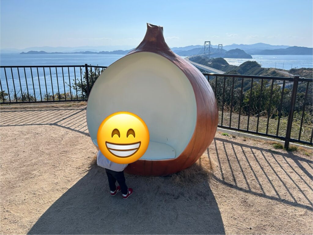 玉ねぎオブジェの反対側は座れます