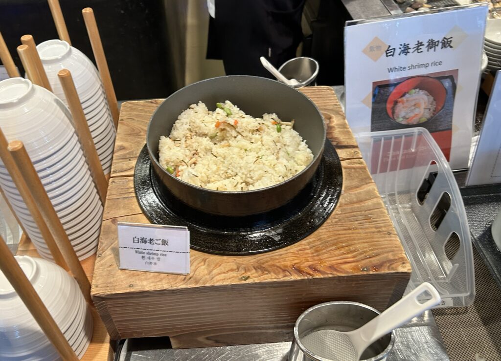 富山名物・白エビを使った炊き込みご飯。香りが豊かで、やさしい味。