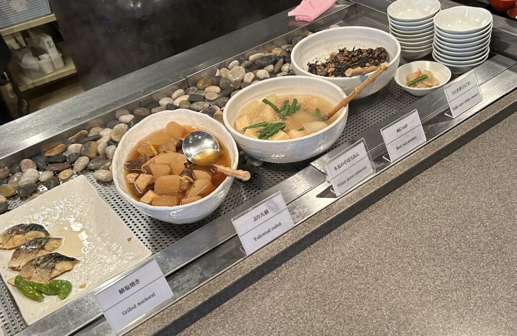 朝にちょうどいい、やさしい味付けのおかずが並びます。
