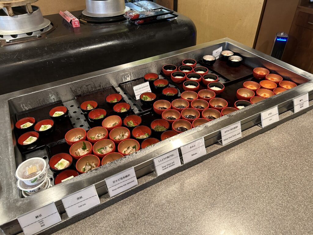 一品ずつ丁寧に並んだ小鉢。地元の味を少しずつ味わえます。